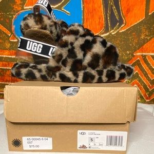 🔥🔥Ugg fluff yeah slides size BIG GIRLS 5. 🔥🔥